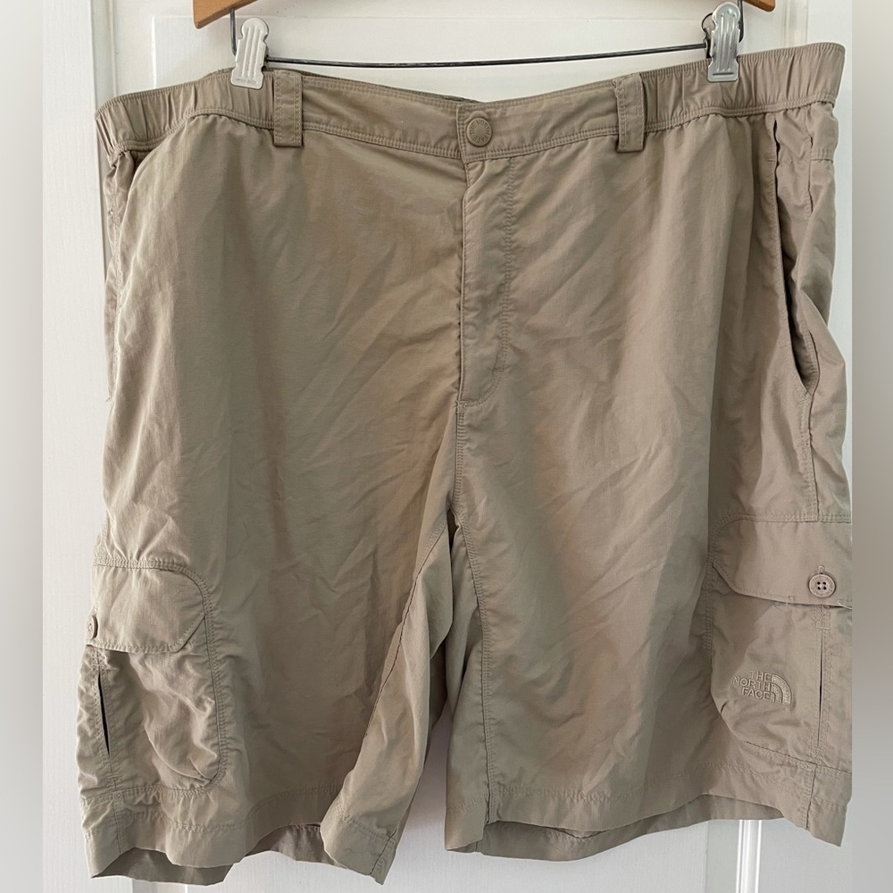 The North Face Khaki Color Outdoor Cargo Shorts - Men's XXL 5 Pocket Design